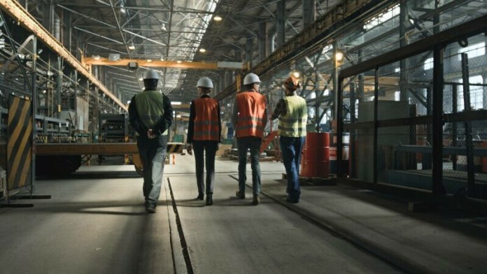 Accident grav în București: Un autobuz a fost lovit de un tramvai, opt persoane rănite.