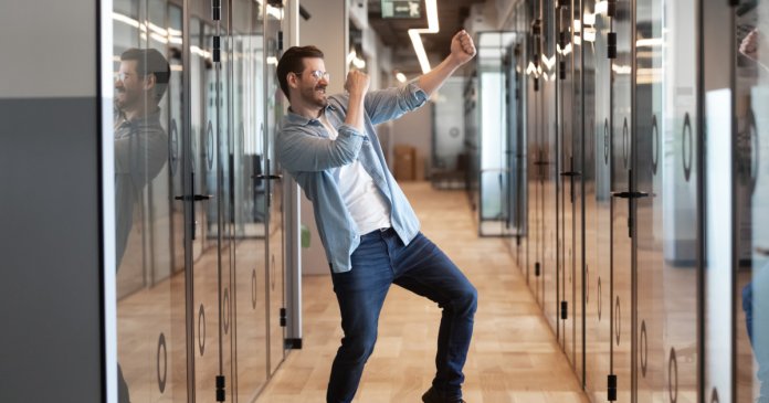 Ministerul Muncii dezvăluie stimulente destinate tinerilor și mamelor cu trei copii. Economist: „Este o decizie cu 90% tentă populistă”