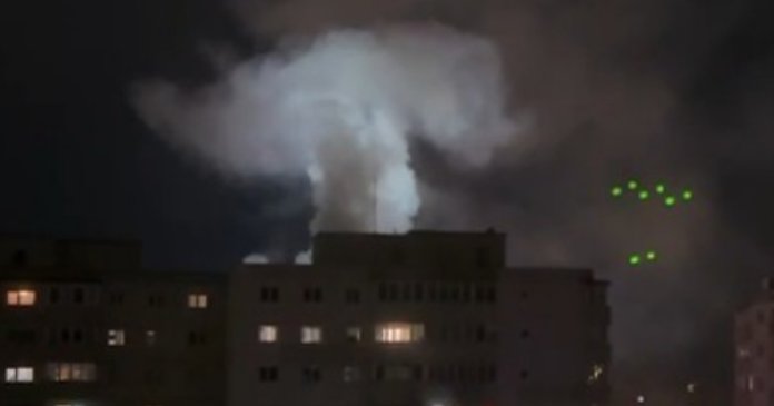 Incendiu într-o locuință situată la etajul opt al unui imobil din Brașov. Un bărbat a suferit arsuri la față și pe membre.