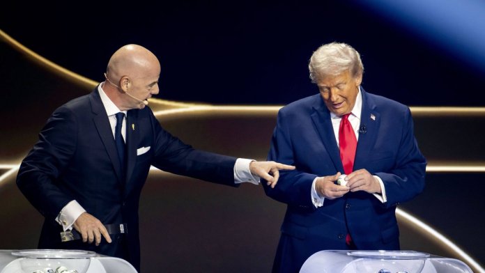 La gala FIFA, Gianni Infantino i-a arătat telefonul lui Donald Trump. Ce s-a întâmplat după aceea?