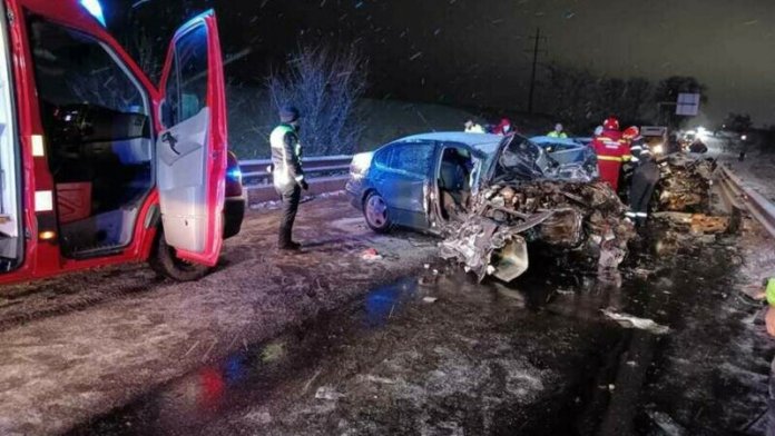 Momentul când un BMW „zboară” peste un gard și se ciocnește de peretele unei case în Satu Mare: „Te consideri regele drumurilor”