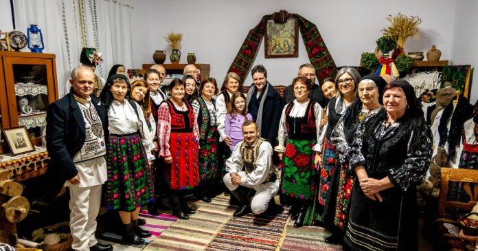 Nicușor Dan a celebrat Crăciunul în comuna bunicilor săi. Răspunsul locuitorilor la venirea președintelui.