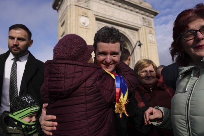 Nicușor Dan „asaltat” pe Facebook cu mesaje ce îi cer să urmărească documentarul Recorder „Justiție capturată”: „Poate aveți timp să observați unde se află România”