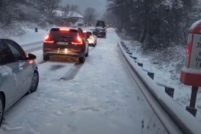 Ninsorile masive împiedică circulația pe Valea Oltului. Șiruri de automobile de câțiva kilometri / Starea traficului în țară
