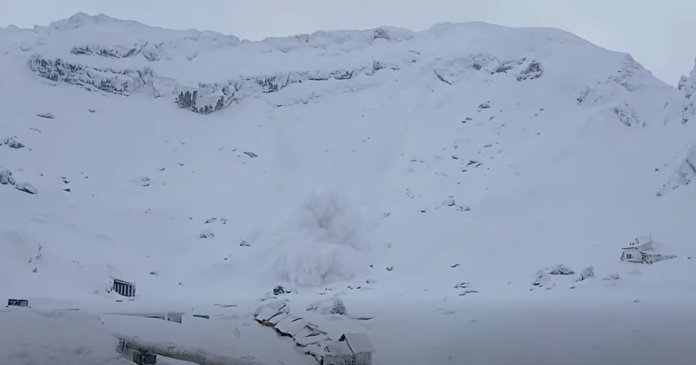 Avalanșă uriașă în Munții Făgăraș, generată de doi schiori la Bâlea Lac. Recomandările Salvamont.