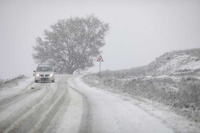 Restricții de trafic pe DN 1. Ninsori și vreme de iarnă în 19 județe.