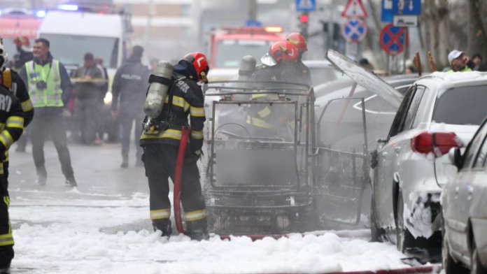 Incendiu devastator în Sectorul 6 al Capitalei: mai multe automobile afectate de foc. Un mort și o persoană rănită. Intervenție de urgență în curs de desfășurare.