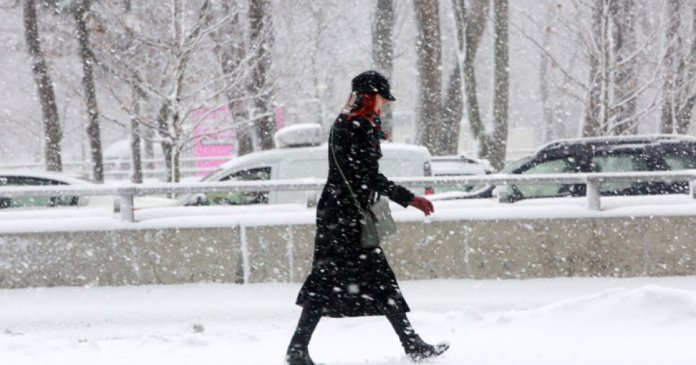 Meteorologii anticipează frig sever, precipitații sub formă de zăpadă și un strat de zăpadă de 9 centimetri în București. Previziuni pentru zilele următoare.