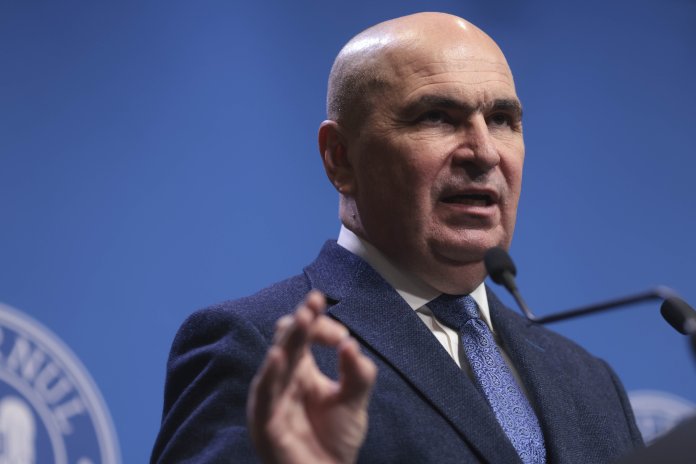 Reacția prim-ministrului Bolojan după ce un cadru universitar și-a distrus titlul de doctor în direct la televizor: „Nu ne lipsesc titlurile”