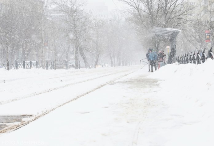 Unde va cădea zăpadă abundent în următoarele ore. Comunicat de ultimă oră de la ANM / Starea traficului pe drumurile din România. Situația în Gara de Nord.