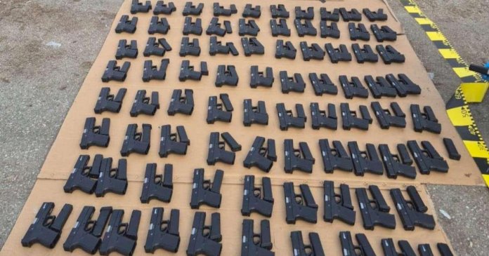 Captură remarcabilă la Calafat: mai mult de 100 de pistoale, încărcătoare și 60.000 de țigarete confiscate...