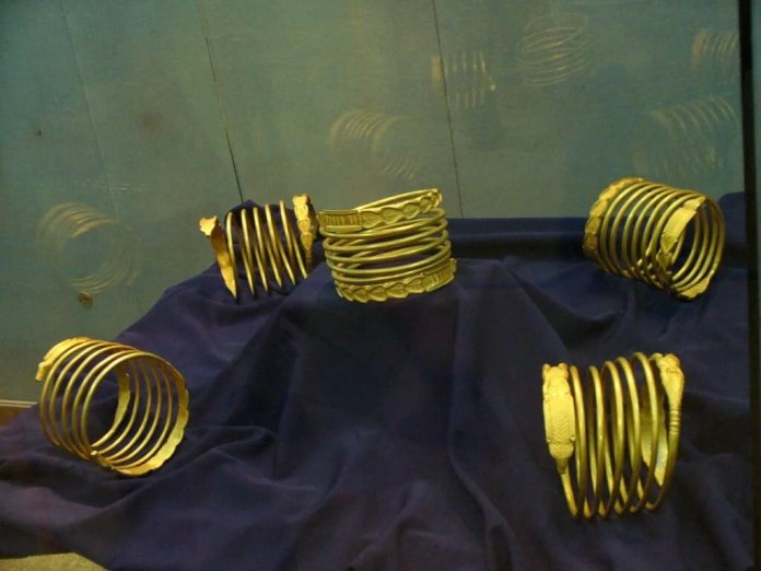 Tezaurul dacic de 2 milioane de euro, sustras din Munții Orăștiei și comercializat pe piața ilegală. Legătura cu „cartelul sârbeasc”