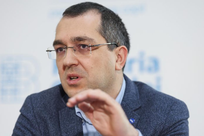 Vlad Voiculescu răspunde după ce România a suferit o înfrângere în litigiu cu Pfizer referitor la vaccinuri și va trebui să achite 600 de milioane de euro, acuzând două persoane.