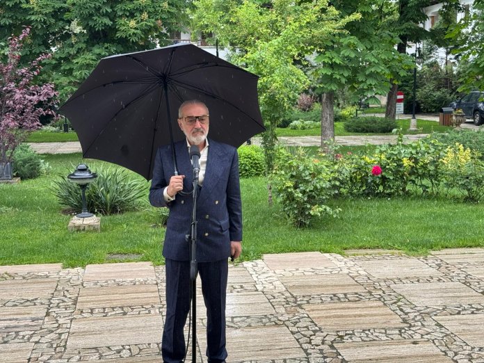 Becali a fost întâmpinat de Nicușor Dan, după o întârziere la negocieri. A divulgat ulterior informații despre conversațiile avute.