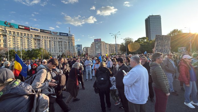Protestele în favoarea lui Bolojan au avut loc în București și Oradea cu 48 de ore înainte de depunerea moțiunii de cenzură de către AUR...