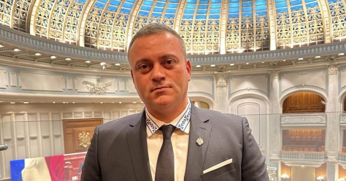 Un parlamentar a abandonat grupul PSD pentru a se alinia la PNL. A fost votat la început pe listele formațiunii...