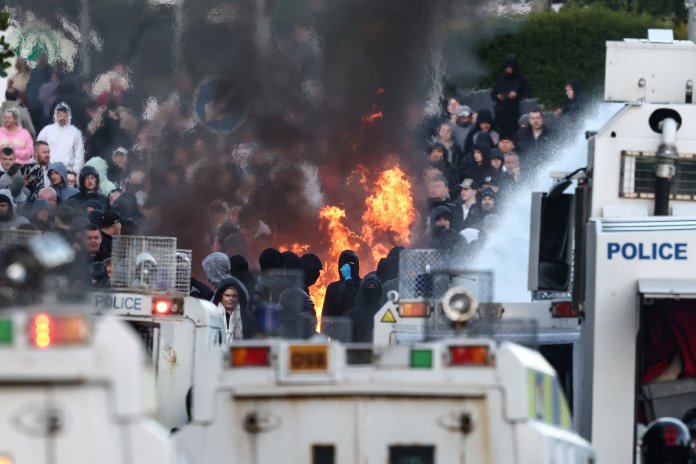 MAE anunță mutarea provizorie a tuturor românilor influențați de protestele din Belfast