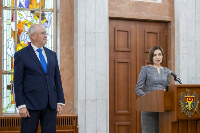 „Alexandru Munteanu, prim-ministrul Republicii Moldova, își prezintă demisia după mai puțin de un an de activitate”