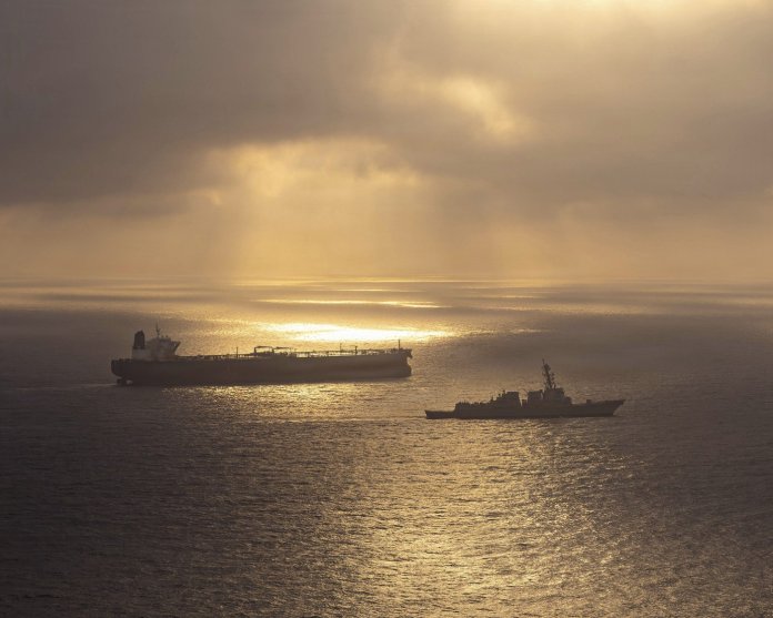 Evoluția fascinantă din Ormuz: Vapoarele refuză asistența forțelor americane, în ciuda faptului că Casa Albă susține că „petrolul curge”
