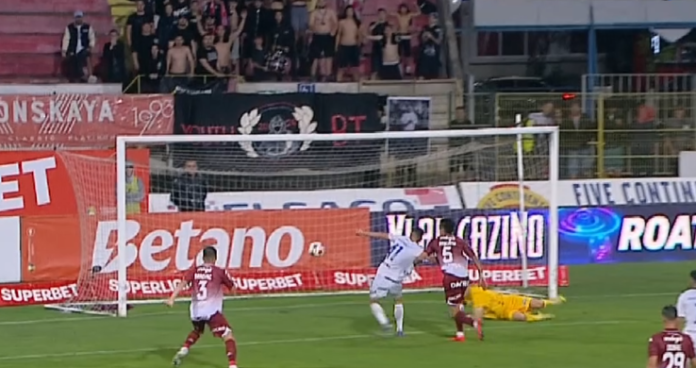 Haos complet la FC Botoșani - Rapid! Două verificări VAR, două expulzări și un penalty transformat în doar opt minute