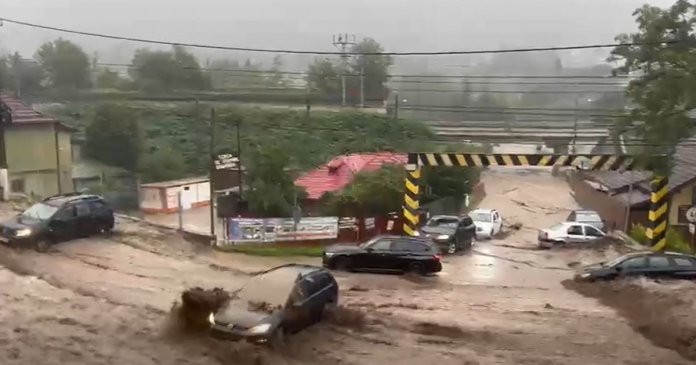 Inundații în Bușteni după o furtună puternică în Bucegi. DN1 și alte drumuri impacted.