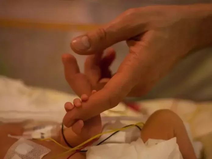 „Pericolul este moartea”: 7 asistente s-au retras de la ATI Marie Curie, iar 10-15 copii așteaptă un loc.
