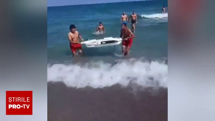 Doi vizitatori surprinși în momentul în care scoateau un bucățel de dronă din apă la Năvodari. Oficiile competente atenționează: „Nu interveniți fără ajutor”