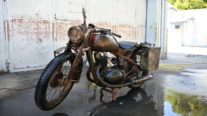 Motocicletă din Al Doilea Război Mondial descoperită în Dunărea epuizată, aproape „nefolosită”. Sub...