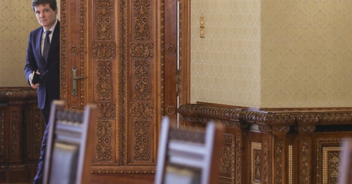 Nicuşor Dan se întâlneşte astăzi cu conducătorii vechii coaliţii pentru a discuta despre încheierea PNRR, cu mai puţin de două săptămâni...