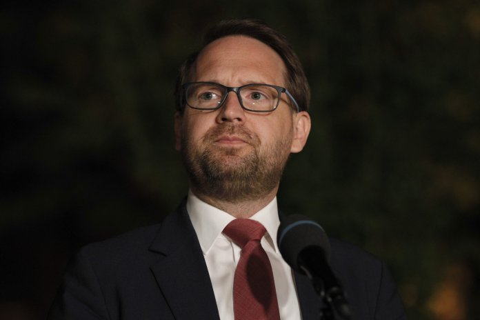 USR acuză CCR de „violare a Constituției”. Fritz: „Putem fi liniștiți: CCR-PSD a explicat că sancțiunea nu se referă la mine, ci la mandatul meu”